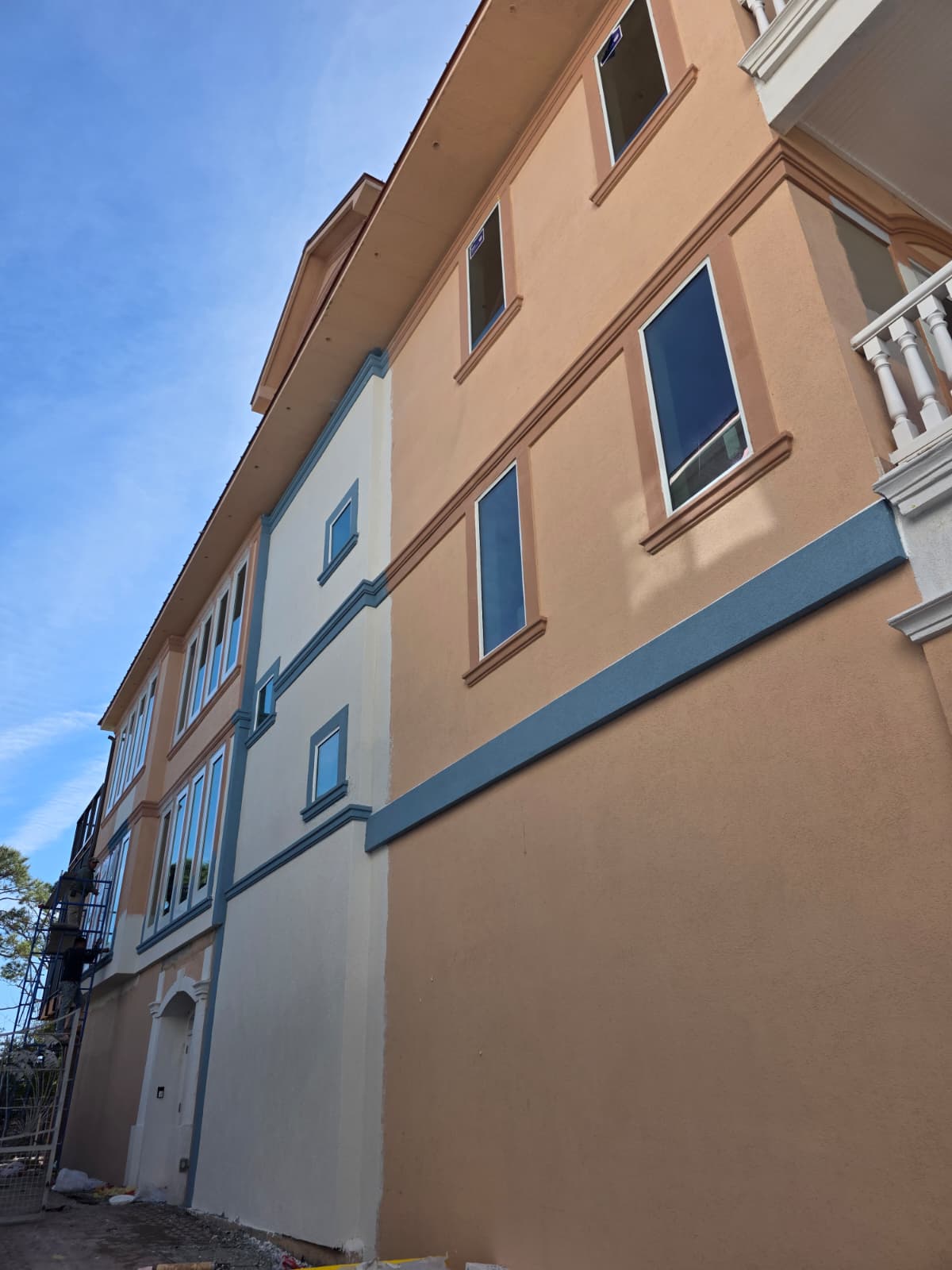 Multi-story commercial two-tone stucco