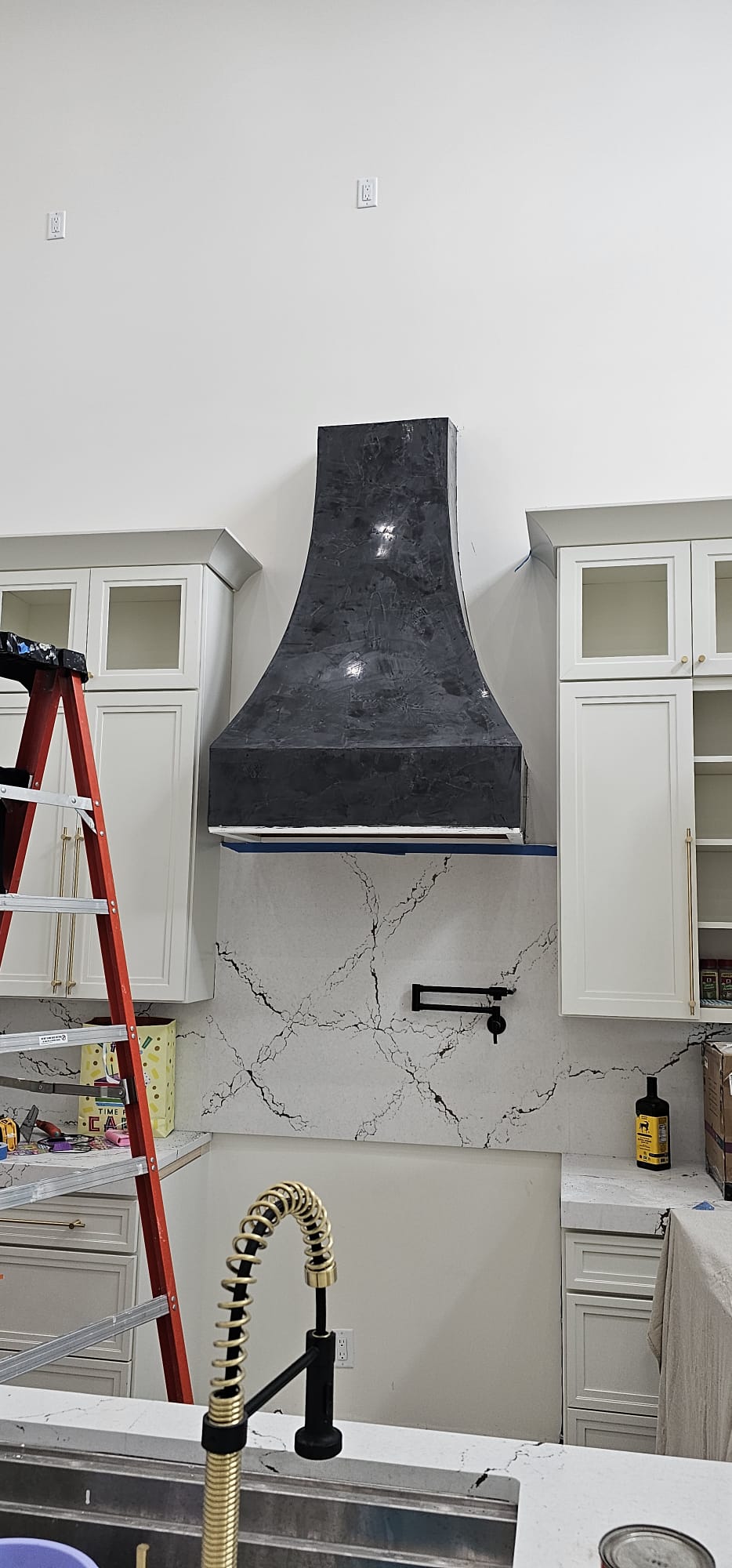 Kitchen hood with marble-look plaster panel